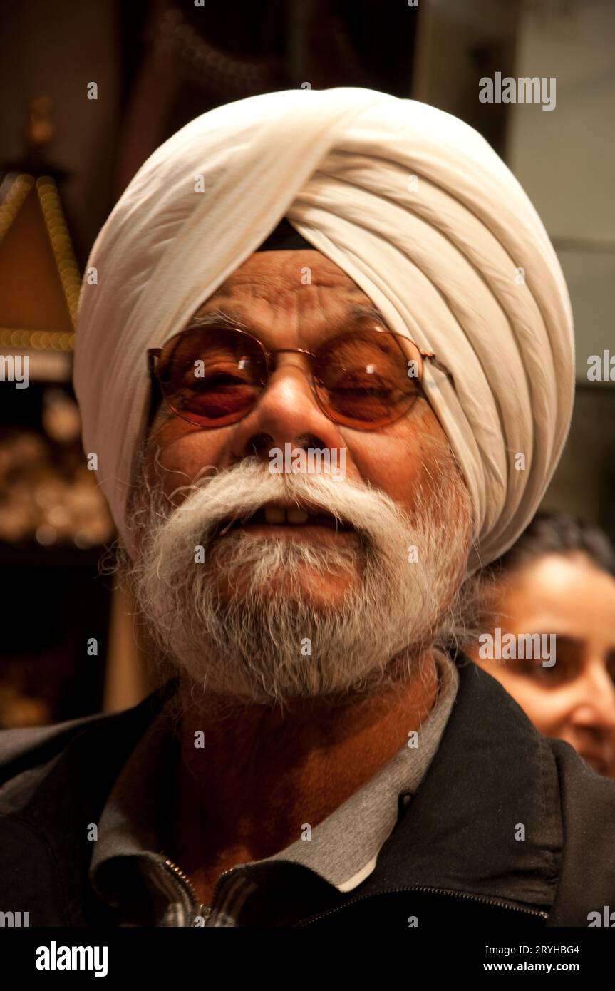 Professioneller Akkordeonspieler, Indian Music Shop, Southall, London, Großbritannien Stockfoto