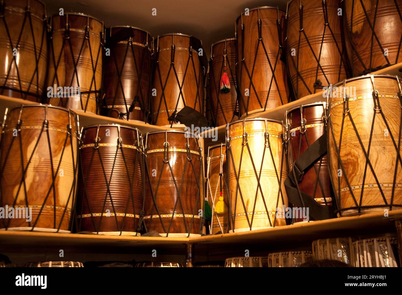 Tambours/Drums. Indian Music Shop, Southall, London, Großbritannien Stockfoto