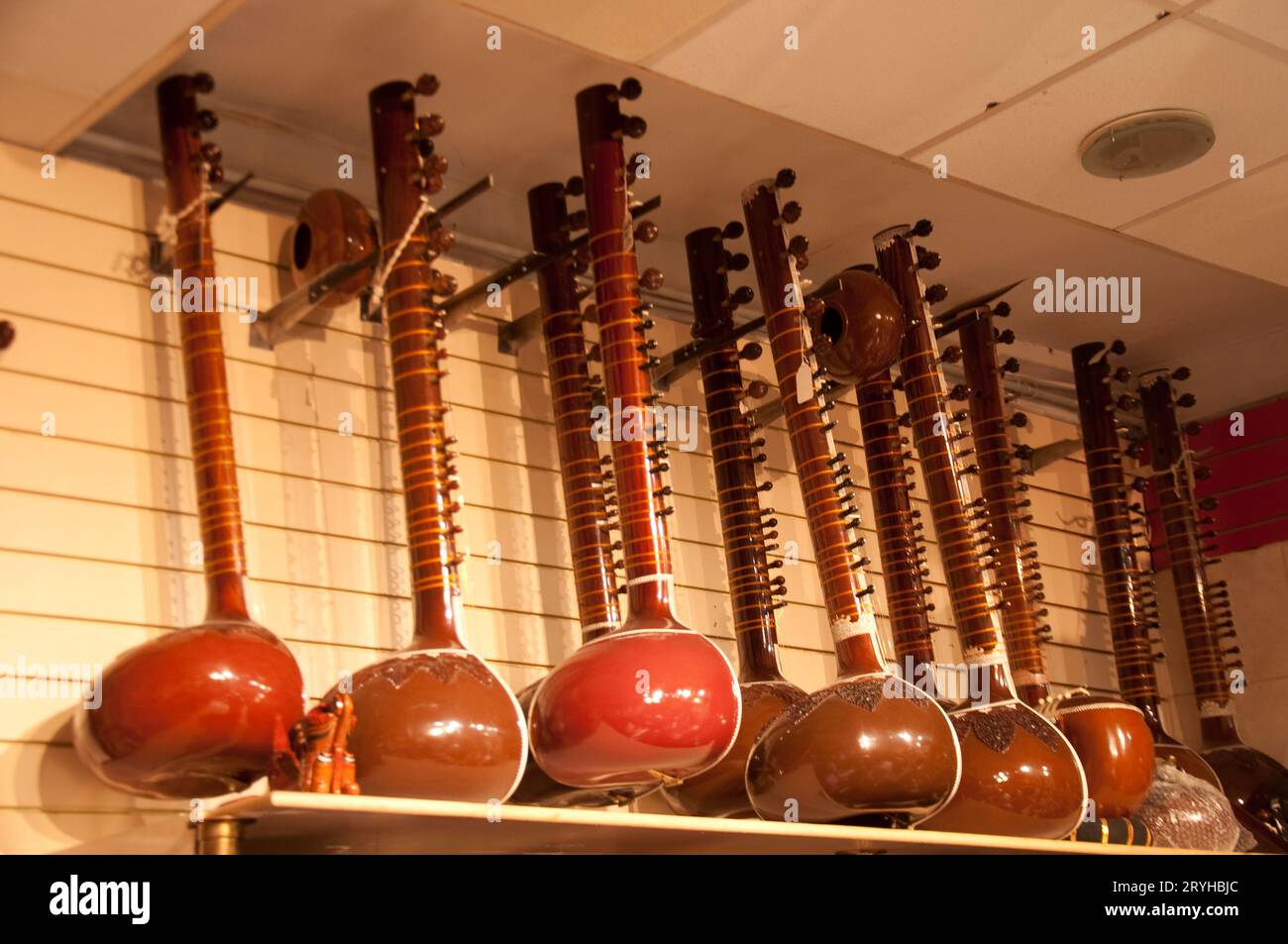 Sitars, Indian Music Shop, Southall, London, Großbritannien Stockfoto