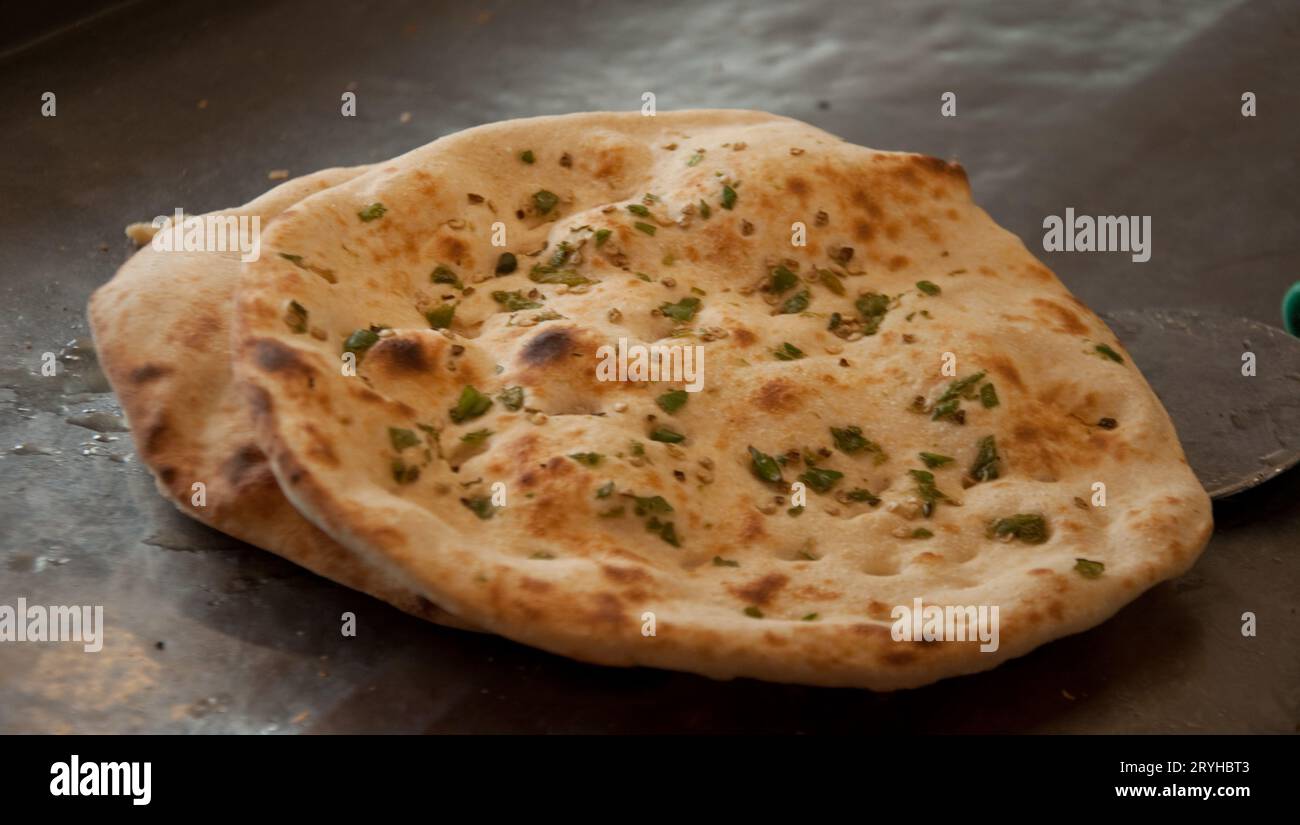 Frisch gebackenes Naan Bread, Spice Village Restaurant, Southall, London, Großbritannien Stockfoto