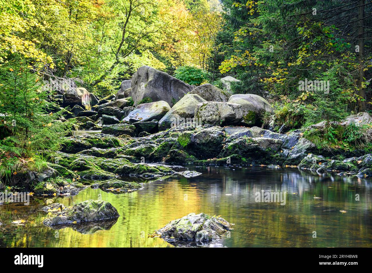 Szene mit großen Steinen im Flussbett der Verlobungsinsel im Oker, Harz Stockfoto