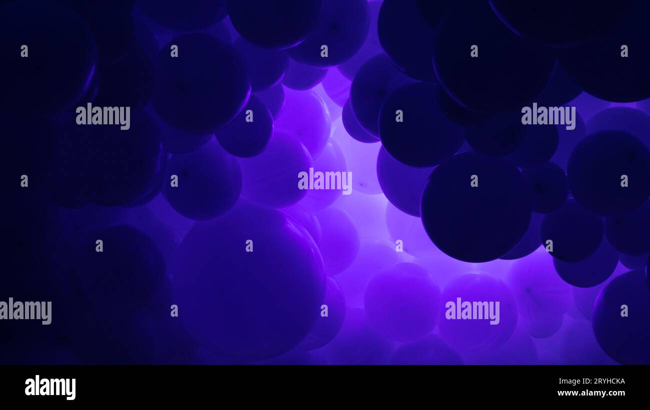 Violetter Hintergrund mit fliegenden Ballons – klares Design, abstraktes realistisches 3D-Banner. Stockfoto