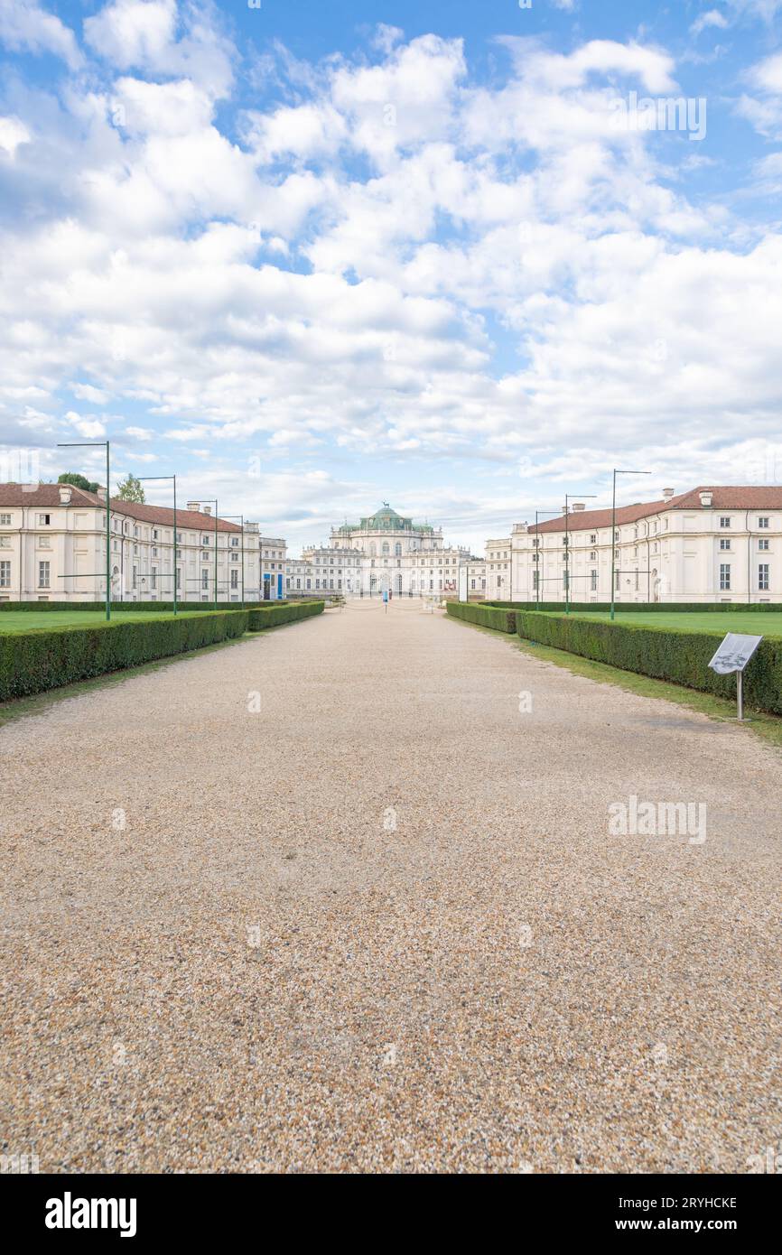 Turin, Italien - Königlicher Palast Stupinigi. Luxuriöse, alte Barockfassade Stockfoto