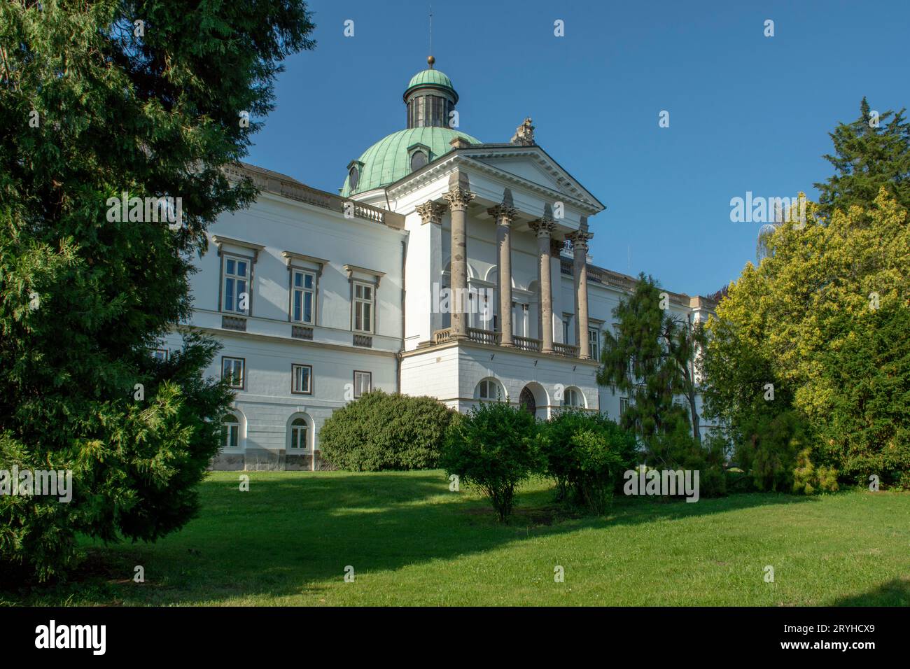 Herrenhaus und Schloss im klassizistischen Stil im Topolcianky-Park. Slowakei. Stockfoto