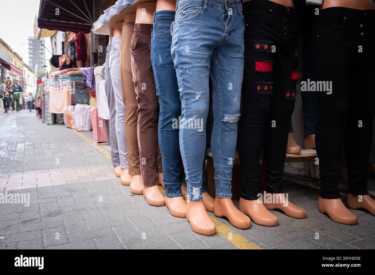 Farbenfrohe Modekleider für Damen, die vor einem Geschäft verkauft werden können. Stockfoto