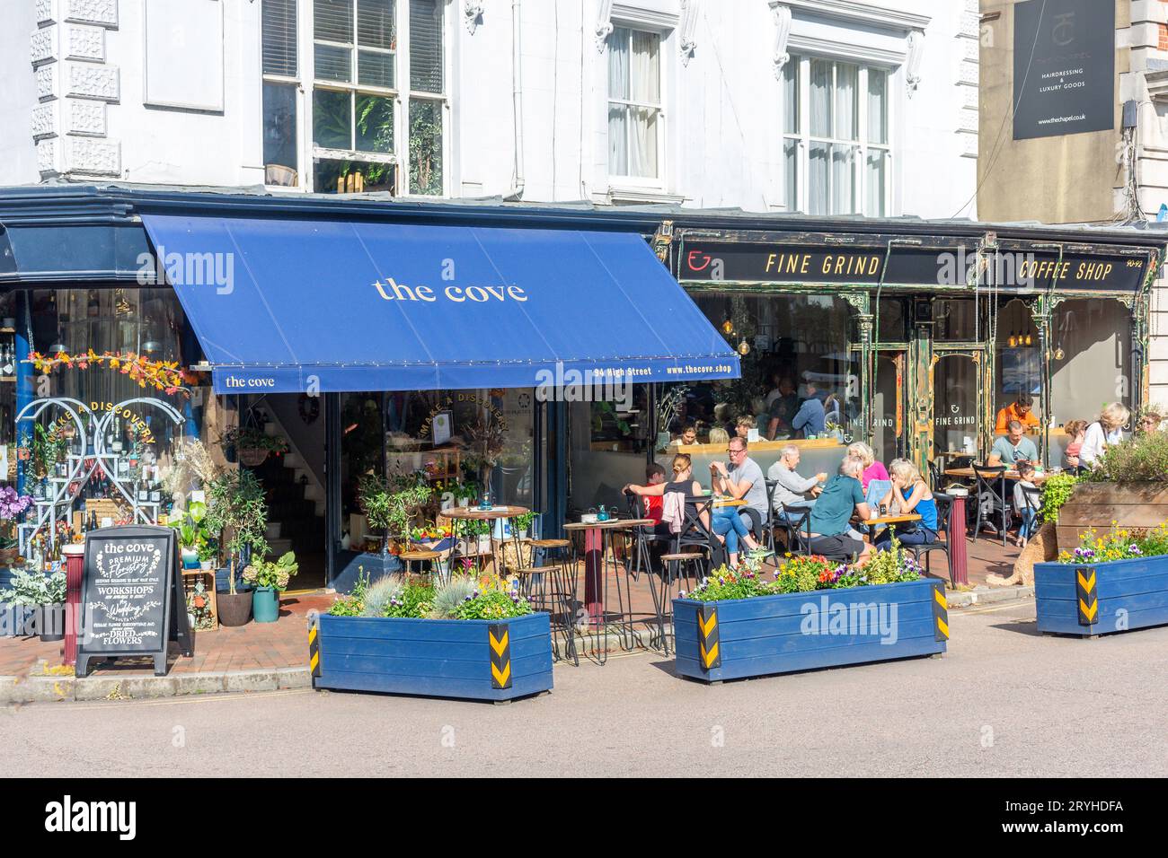 The Cove & Fine Grind Coffee Shops, High Street, Royal Tunbridge Wells, Kent, England, Vereinigtes Königreich Stockfoto