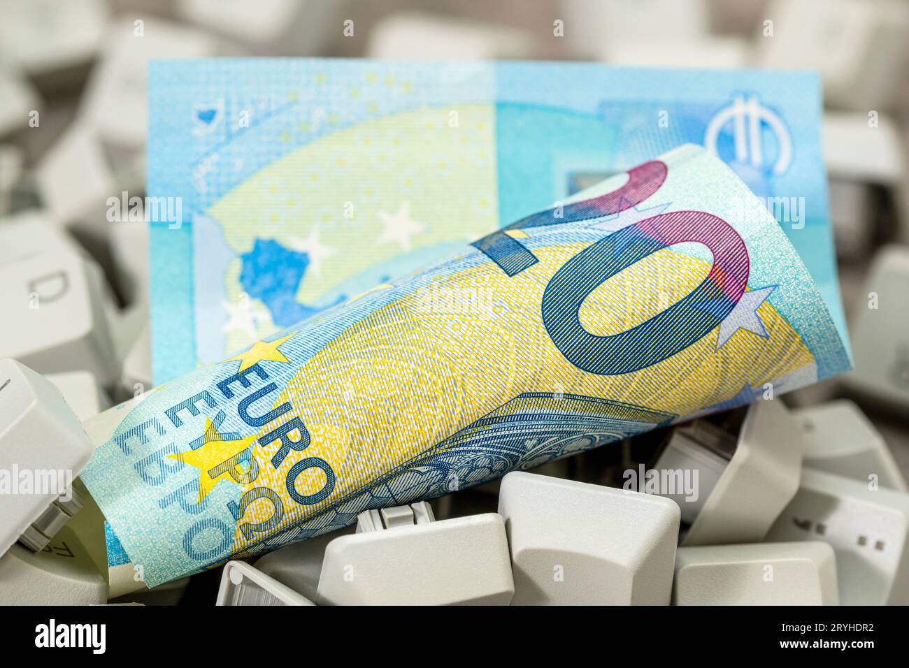 20-Euro-Banknote auf dem Stapel von PC-Tastaturtasten Stockfoto