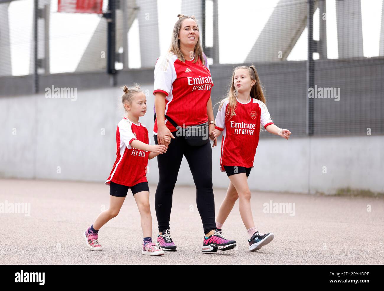 Fans kommen zum Barclays Women's Super League Match im Emirates Stadium, London. Bilddatum: Sonntag, 1. Oktober 2023. Stockfoto