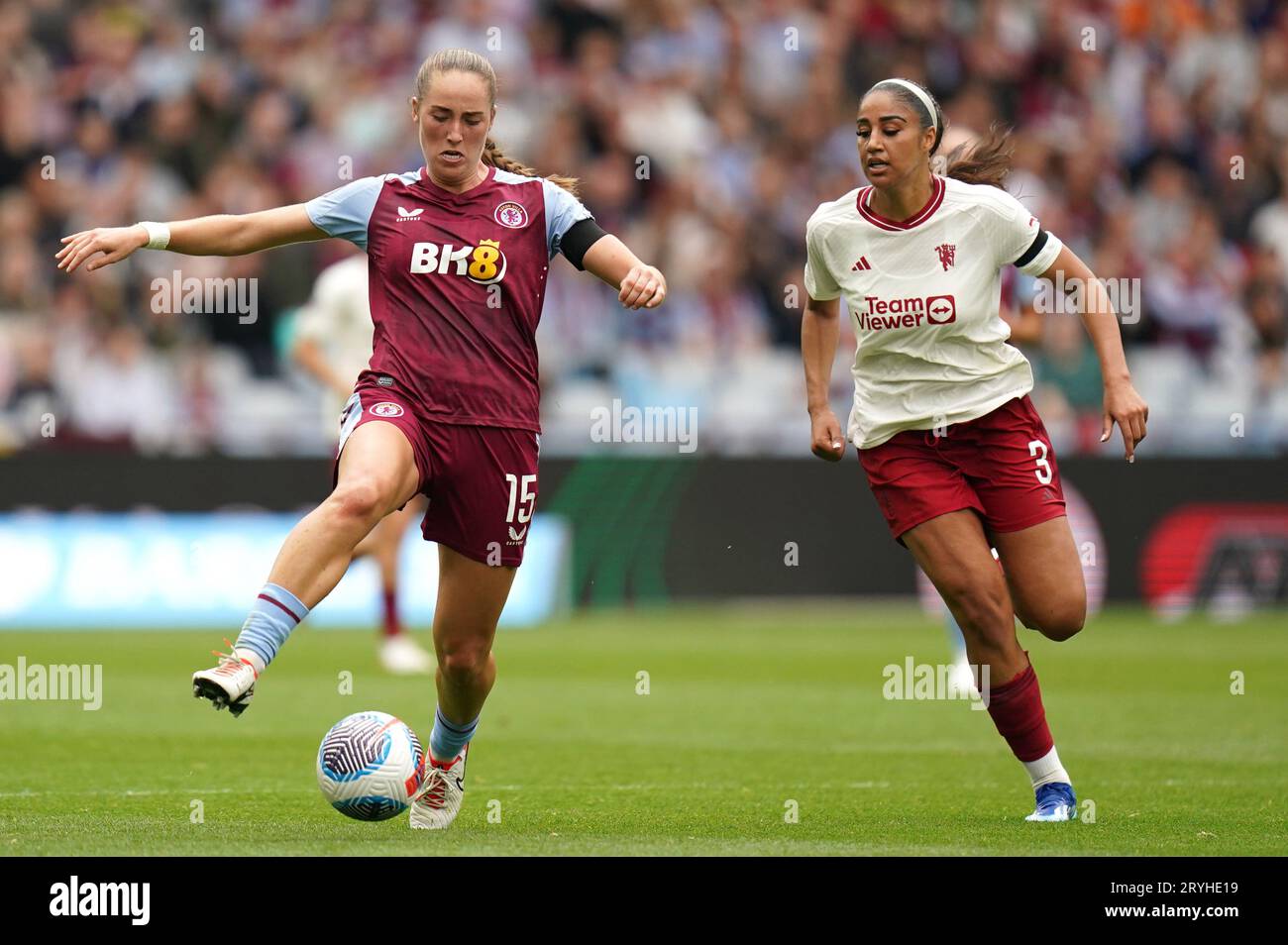 Lucy Parker von Aston Villa (links) und Gabby George von Manchester United kämpfen beim Barclays Women's Super League Match in Villa Park, Birmingham, um den Ball. Bilddatum: Sonntag, 1. Oktober 2023. Stockfoto