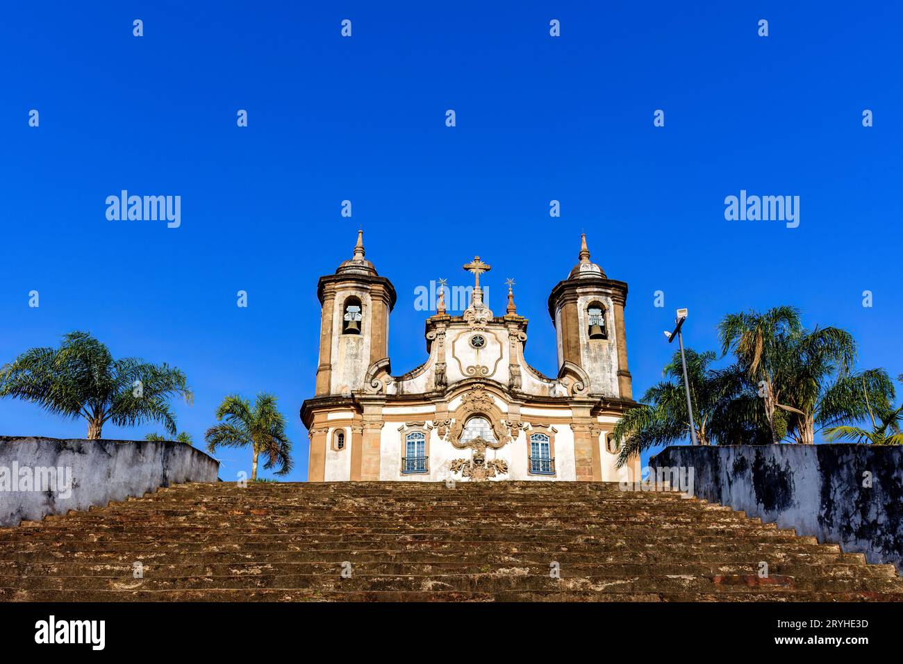 Treppe und Fassade einer historischen Barockkirche Stockfoto
