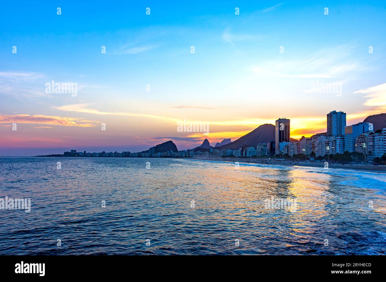 Sonnenuntergang am Strand von Copacabana in Rio de Janeiro Stockfoto