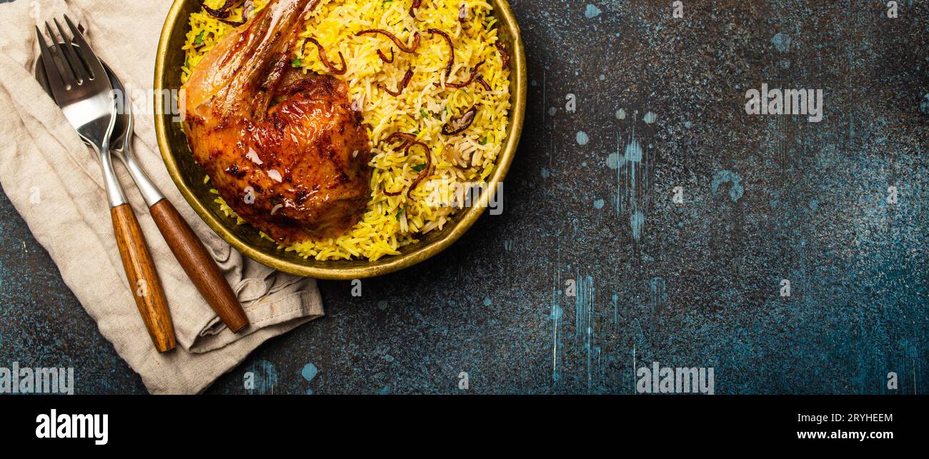 Indisches Gericht Biryani Huhn mit Basmati-Reis in Metall Messing alte Schüssel auf dem Tisch Stockfoto