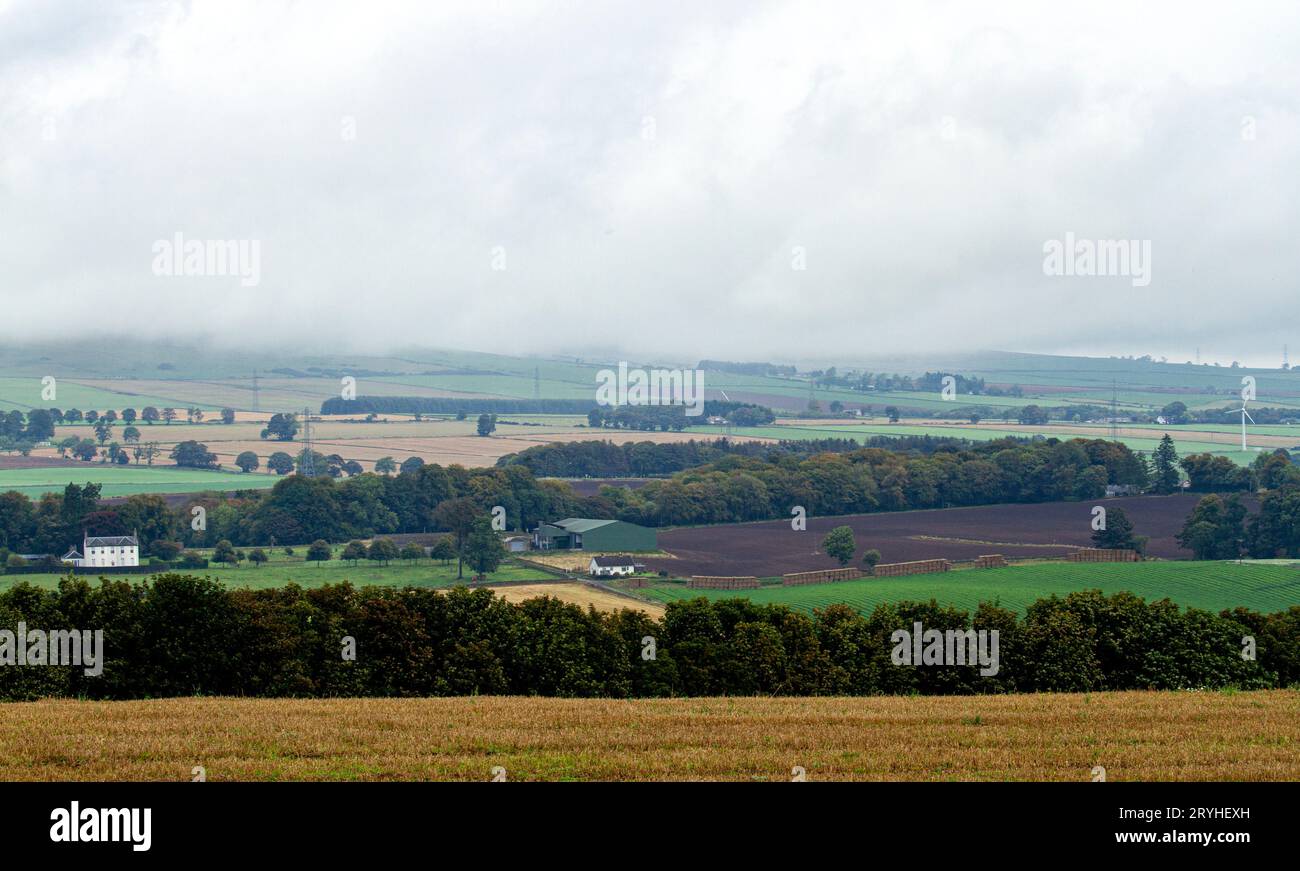 Dundee, Tayside, Schottland, Vereinigtes Königreich. Oktober 2023. Wetter in Großbritannien: Nebelhafter Herbstregen fällt über die Sidlaw Hills und das Strathmore Valley in Dundee Scotland, das von niedrigen Wolken bedeckt ist. Niedrige Wolken und zeitweise wiederkehrende Schauer machen Platz für die warme Oktobersonne später am Tag. Quelle: Dundee Photographics/Alamy Live News Stockfoto