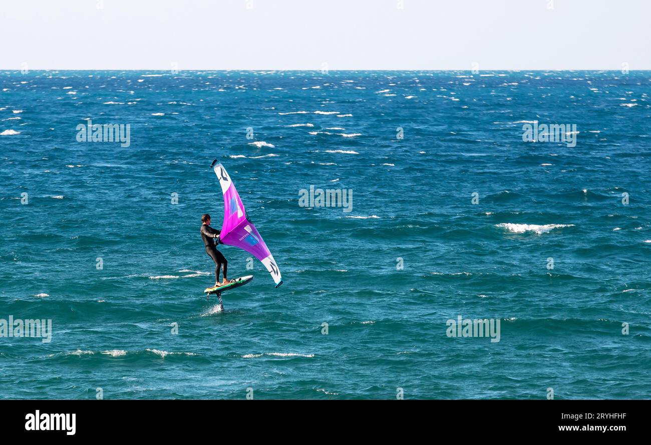 Wing Foil, ein aufblasbarer Flügel, den Sie in der Hand halten und es Ihnen ermöglichen, den Wind an Bord eines beliebigen Boards auszunutzen. Stockfoto