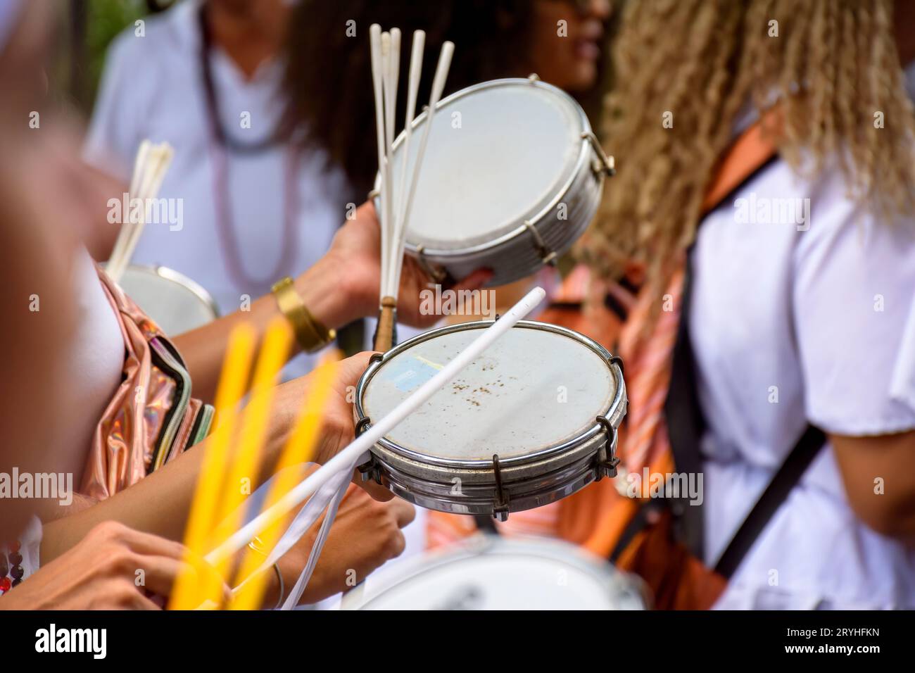 Tamburin-Spieler in den belebten straßen brasiliens Stockfoto