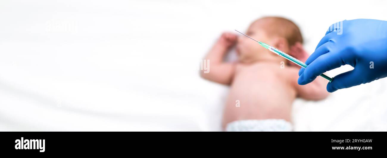 Kinderarzt impft Neugeborenes. Impfstoff, Impfung für Kleinkinder Soft Focus Spritze in die Hände einer Krankenschwester und verschwommener Hintergrund des Säuglings b Stockfoto