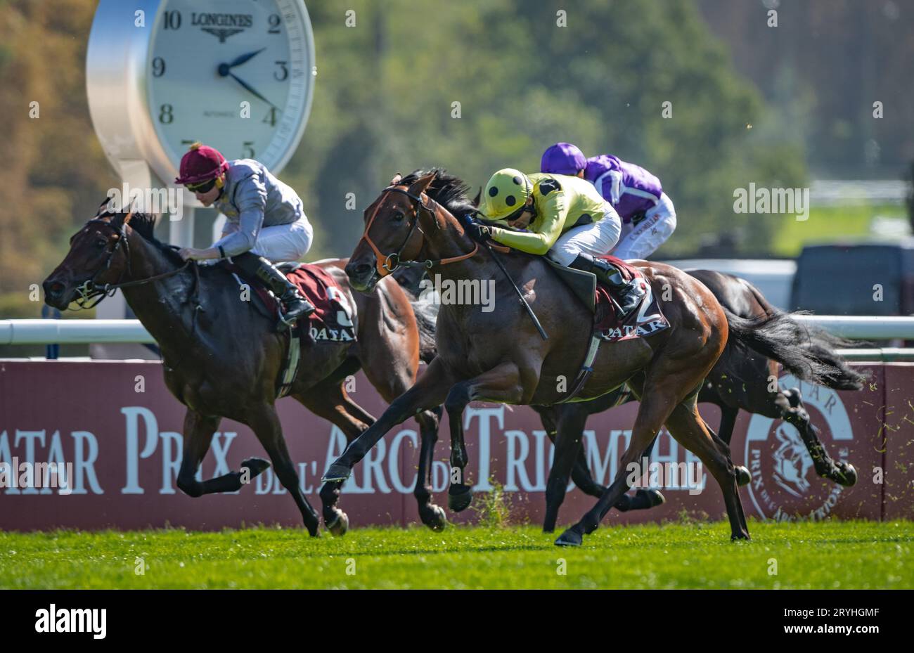 Paris, Frankreich, Sonntag, 1. Oktober 2023. Rosallion und Sean Levey gewinnen den Katar Prix Jean-Luc Lagardere für Trainer Richard Hannon und Besitzer Scheich Mohammed Obaid Al Maktoum. Credit JTW Equine Images / Alamy Live News Stockfoto