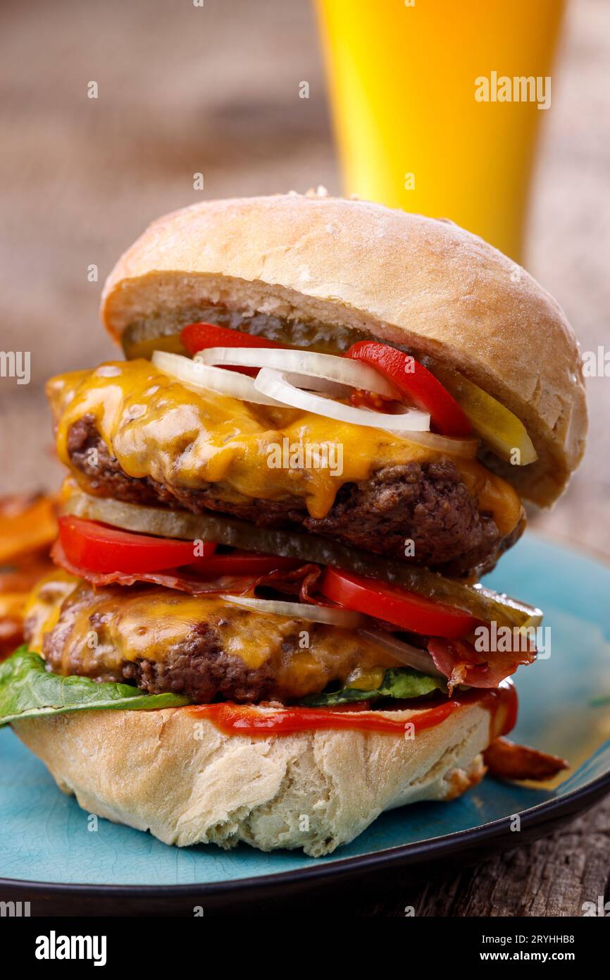 Hausgemachten Cheeseburger auf Holz Stockfoto