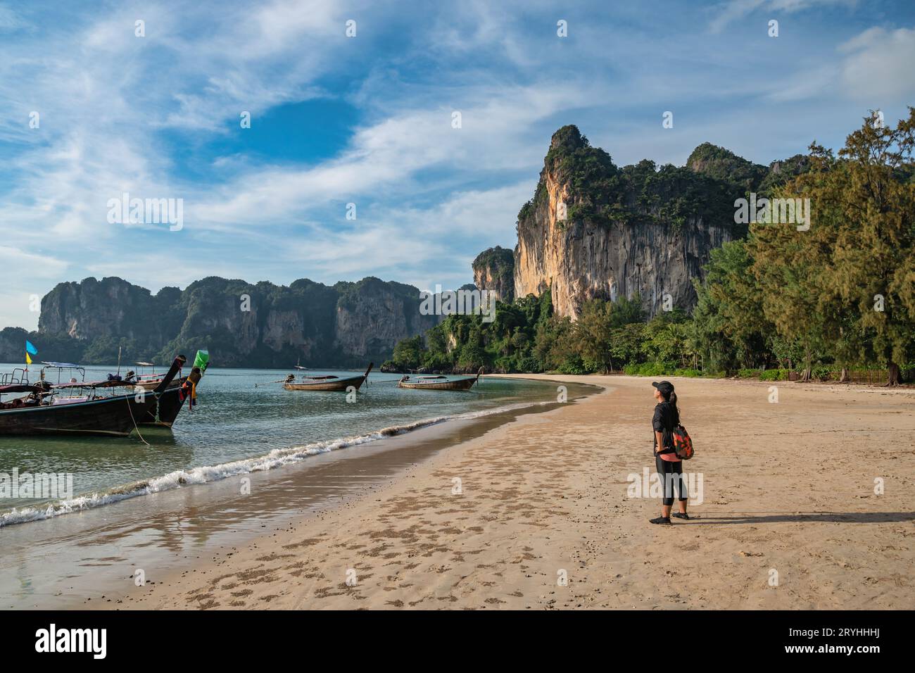 Blick auf die tropischen Inseln mit weiblichen Touristen, die auf das blaue Meerwasser und den weißen Sandstrand in Rai schauen Stockfoto