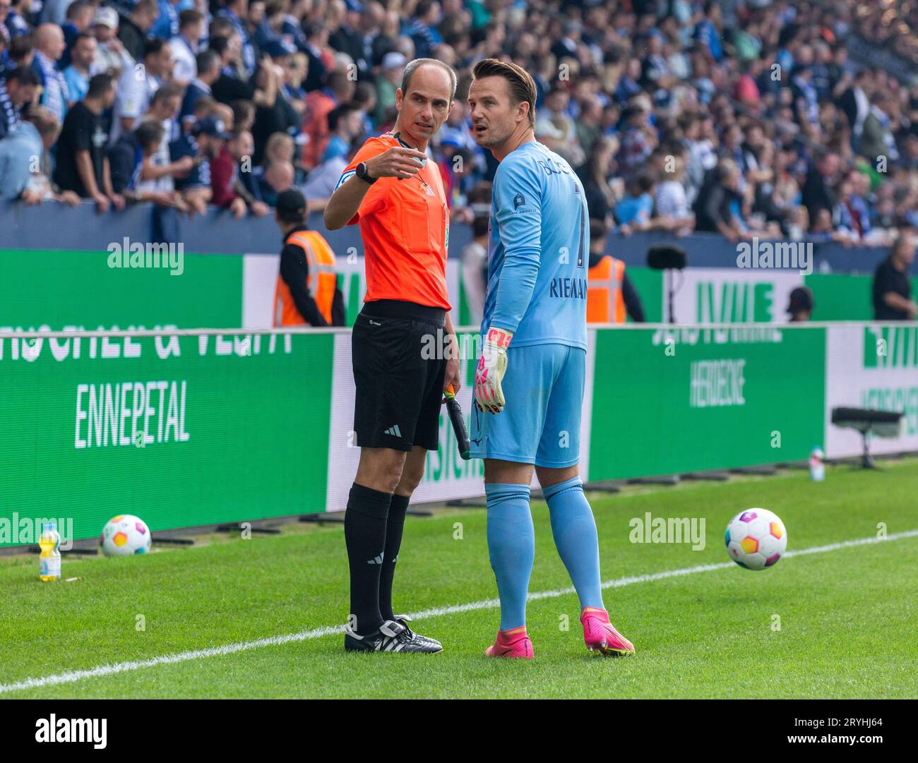 Sport, Fußball, Bundesliga, 2023/2024, VfL Bochum gegen Borussia Mönchengladbach 1-3, Vonovia Ruhr Stadion, Spielort, Gespräch zwischen Schiedsrichterassistent Christian Leicher links und Torwart Manuel Riemann (Bochum), DFL-VORSCHRIFTEN VERBIETEN JEDE VERWENDUNG VON FOTOGRAFIEN ALS BILDSEQUENZEN UND/ODER QUASI-VIDEO Stockfoto