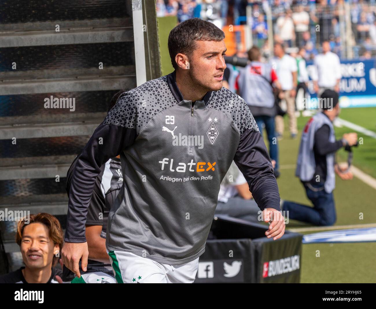 Sport, Fußball, Bundesliga, 2023/2024, VfL Bochum gegen Borussia Mönchengladbach 1-3, Vonovia Ruhr Stadion, Spieler betreten das Spielfeld zum Aufwärmen, Joseph Michael Scally (MG) Ahead und Kou Itakura (MG), DFL-VORSCHRIFTEN VERBIETEN JEDE VERWENDUNG VON FOTOGRAFIEN ALS BILDSEQUENZEN UND/ODER QUASI-VIDEO Stockfoto