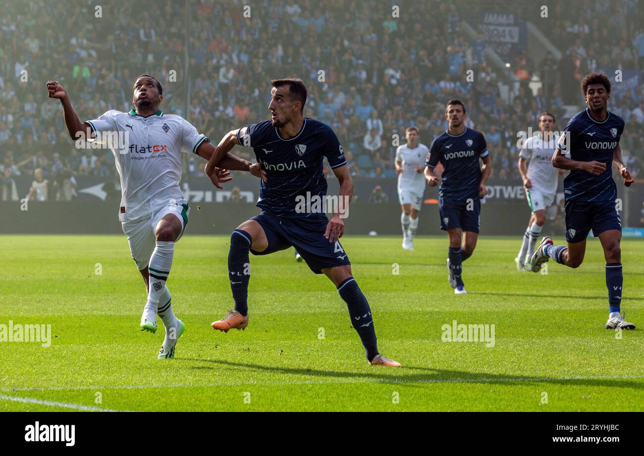 Sport, Fußball, Bundesliga, 2023/2024, VfL Bochum gegen Borussia Mönchengladbach 1:3, Vonovia Ruhr Stadion, Spielort, Alassane Plädoyer (MG) links vor und Erhan Masovic (Bochum) rechts vor auf den Ball wartend, rechter Bernardo Fernandes da Silva Junior (Bochum), DFL-VORSCHRIFTEN VERBIETEN DIE VERWENDUNG VON FOTOS ALS BILDSEQUENZEN UND/ODER QUASI-VIDEO Stockfoto