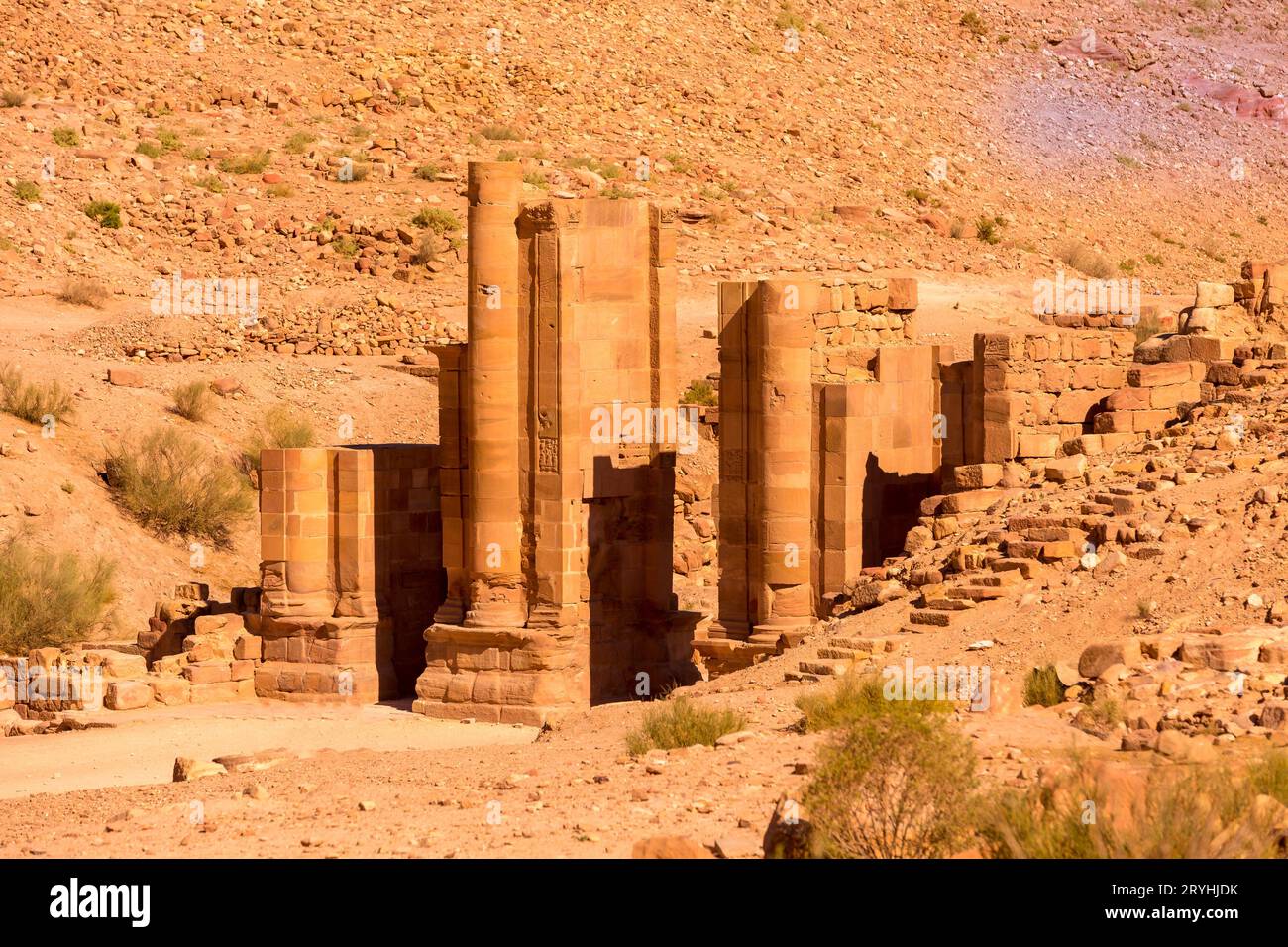 Großer Tempel und königliche Gräber in Petra, Jordanien Stockfoto