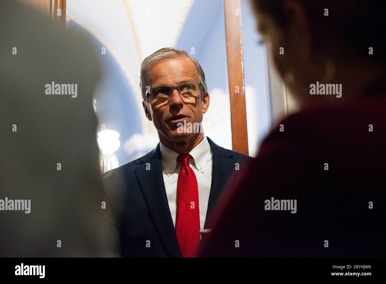 Der US-Senator John Thune (Republikaner von South Dakota) spricht nach der Verabschiedung von H.R. 5860 mit der Presse, was eine Schließung der Bundesregierung im Kapitol am Samstag, den 30. September 2023, verhindern würde. Danksagung: Annabelle Gordon/CNP/MediaPunch Stockfoto