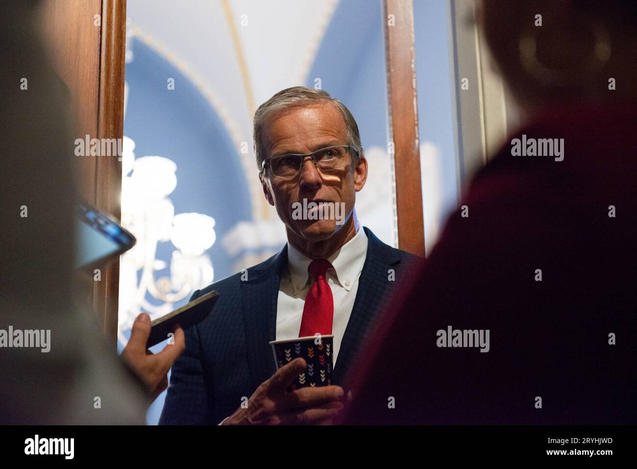 Der US-Senator John Thune (Republikaner von South Dakota) spricht nach der Verabschiedung von H.R. 5860 mit der Presse, was eine Schließung der Bundesregierung im Kapitol am Samstag, den 30. September 2023, verhindern würde. Danksagung: Annabelle Gordon/CNP/MediaPunch Stockfoto