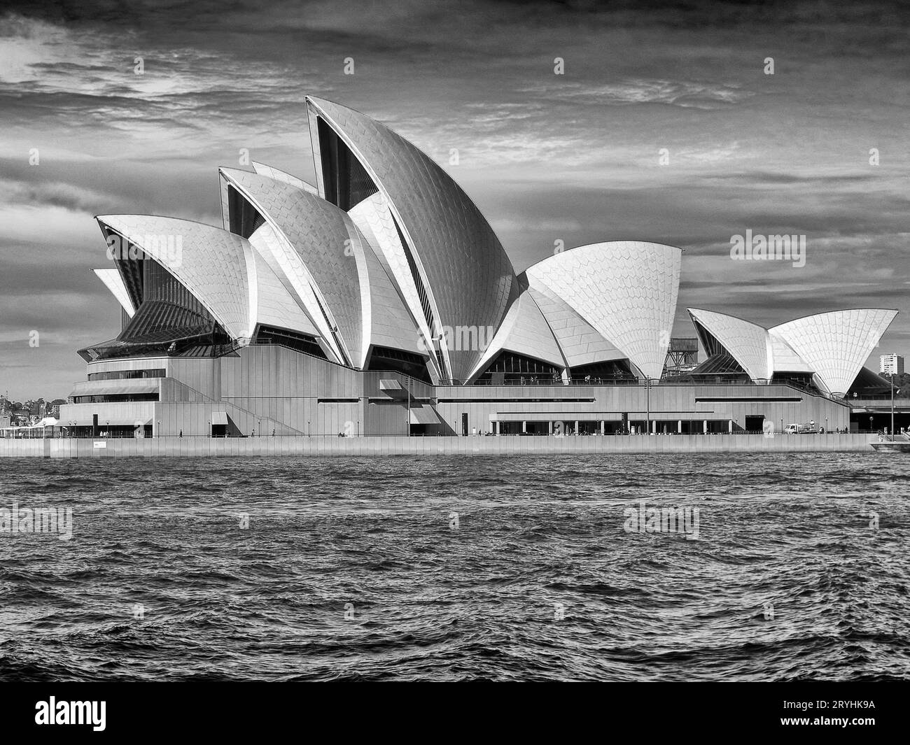 Schwarzweiß-Foto Des Opernhauses Von Sydney Vom Circular Quay Aus Gesehen. Sydney, NSW, Australien. Stockfoto