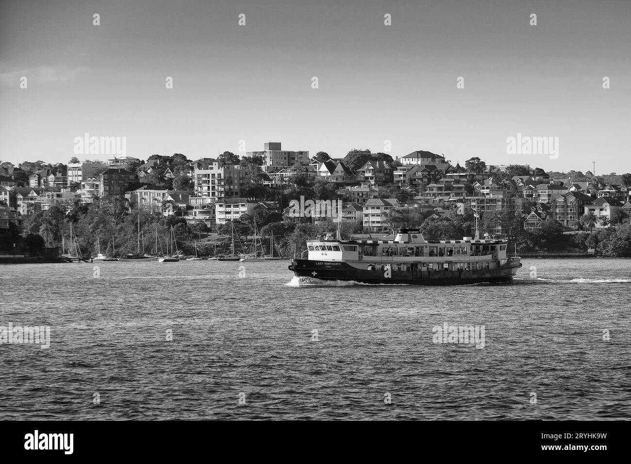 Schwarzweißfoto der Sydney Ferries Lady-Class Ferry, Lady Northcott, unterwegs im Hafen von Sydney, NSW, Australien. Stockfoto