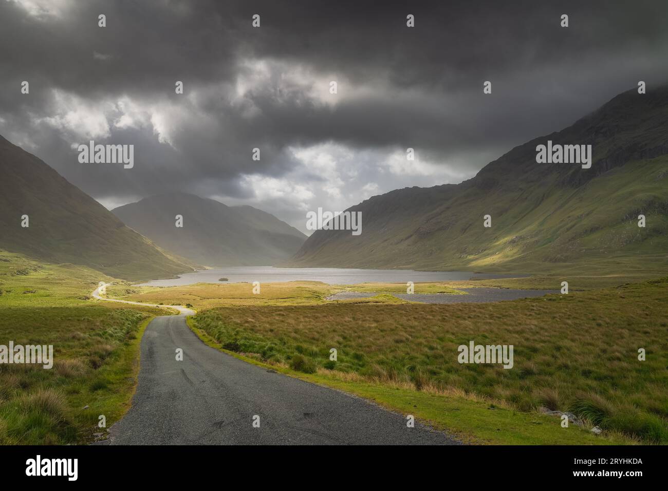 Die Straße führt durch das Doolough-Tal mit Seen, zwischen Bergketten, Irland Stockfoto