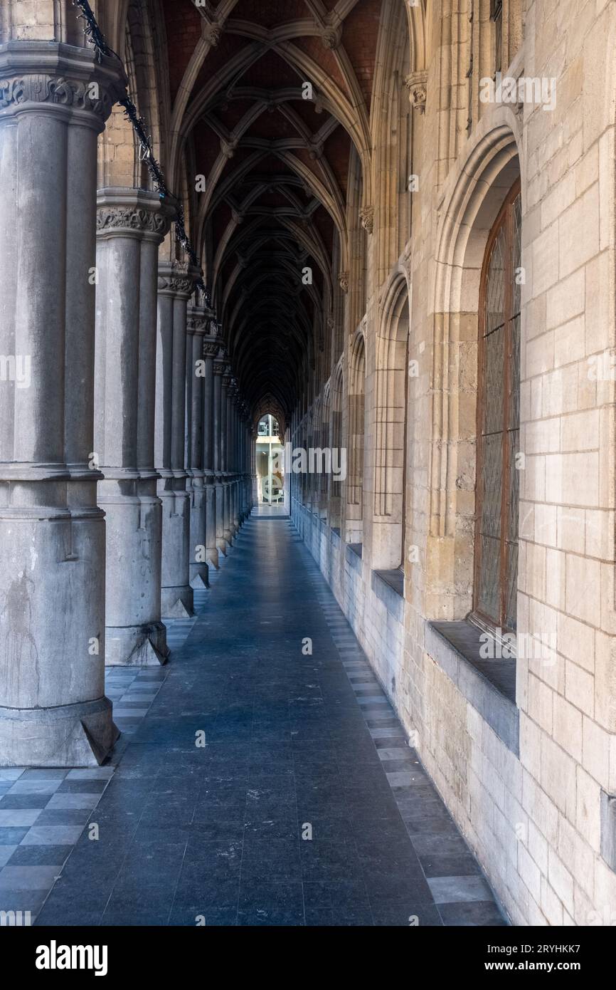 MECHELEN, Malines, Antwerpen, BELGIEN, 14. November, 2022, Blick durch das gotische Soportal oder den Bogengang an der Seite des Rathauses Stockfoto