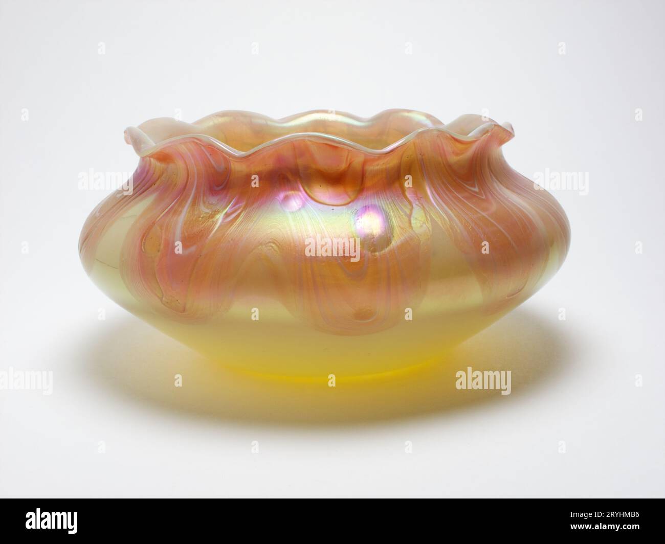 Kralik Art Nouveau Glasvase, hergestellt um 1900. Die Squat-Vase ist mit einem guten Schillereffekt aus Violett, Pink, Blau und Grün verziert. Das Vasenmaß Stockfoto
