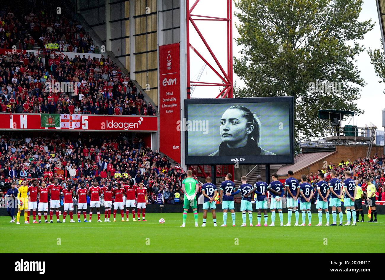 Die Spieler halten eine Schweigeminute im Gedenken an Maddy Cusack von Sheffield United vor dem Spiel in der Premier League in City Ground, Nottingham, ein. Bilddatum: Sonntag, 1. Oktober 2023. Stockfoto