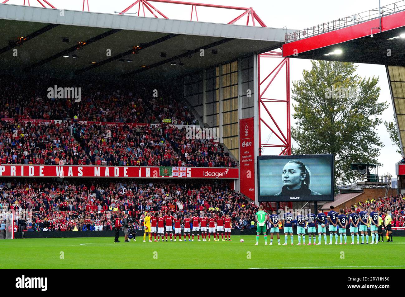 Die Spieler halten eine Schweigeminute im Gedenken an Maddy Cusack von Sheffield United vor dem Spiel in der Premier League in City Ground, Nottingham, ein. Bilddatum: Sonntag, 1. Oktober 2023. Stockfoto