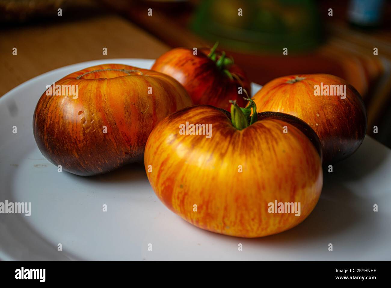 Bunte, saftige, gesunde Tomaten auf einem Teller, leckere und gesunde Ernährung, für Vegetarier geeignet Stockfoto