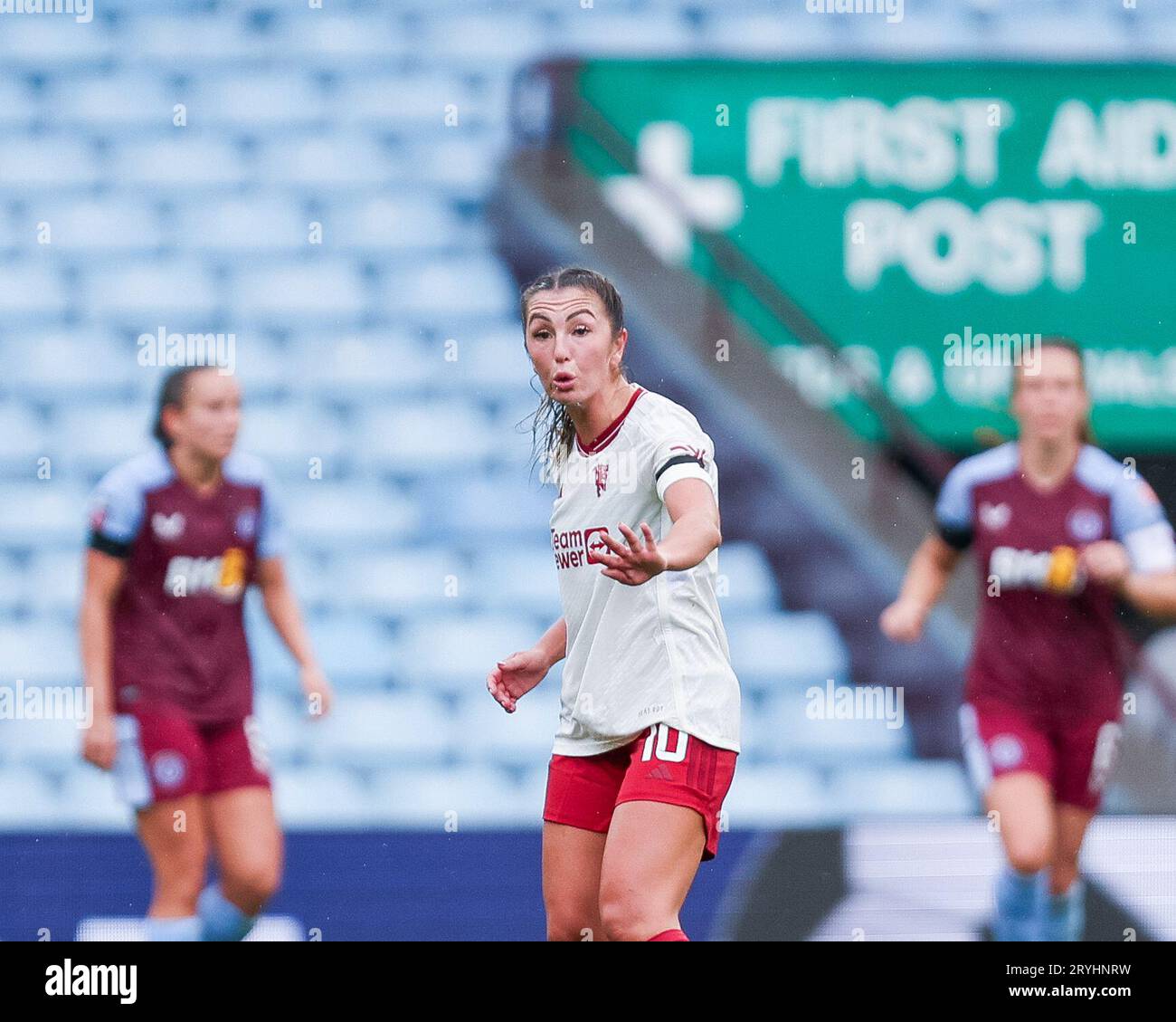 Birmingham, Großbritannien. Oktober 2023. Manchester's Katie Zelem gibt den Teamkollegen während des FA Women's Super League 1-Spiels zwischen Aston Villa Women und Manchester United Women in Villa Park, Birmingham, England am 1. Oktober 2023 Anweisungen. Foto von Stuart Leggett. Nur redaktionelle Verwendung, Lizenz für kommerzielle Nutzung erforderlich. Keine Verwendung bei Wetten, Spielen oder Veröffentlichungen eines einzelnen Vereins/einer Liga/eines einzelnen Spielers. Credit: UK Sports Pics Ltd/Alamy Live News Stockfoto