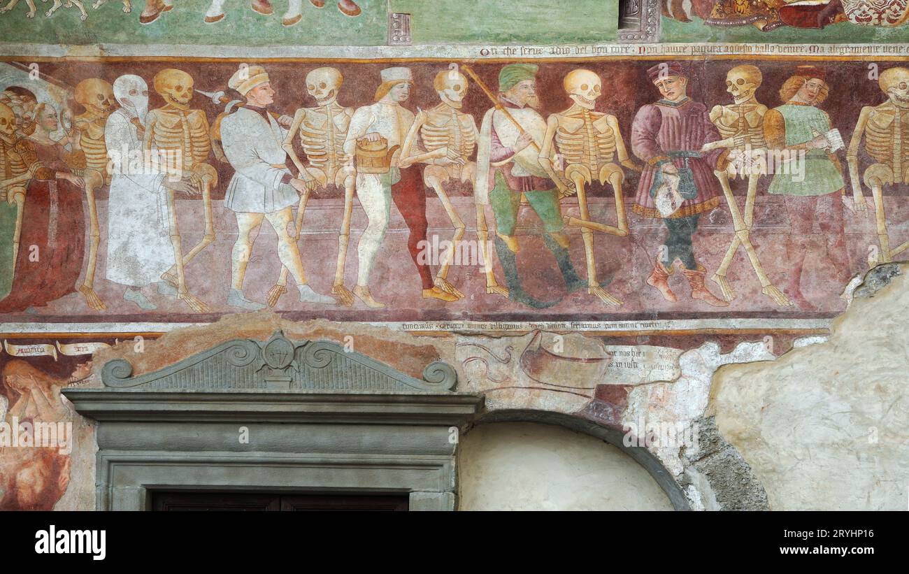 Skelette begleiten Menschen in einem mittelalterlichen Fresko von Clusone bis zu ihrem Tod Stockfoto