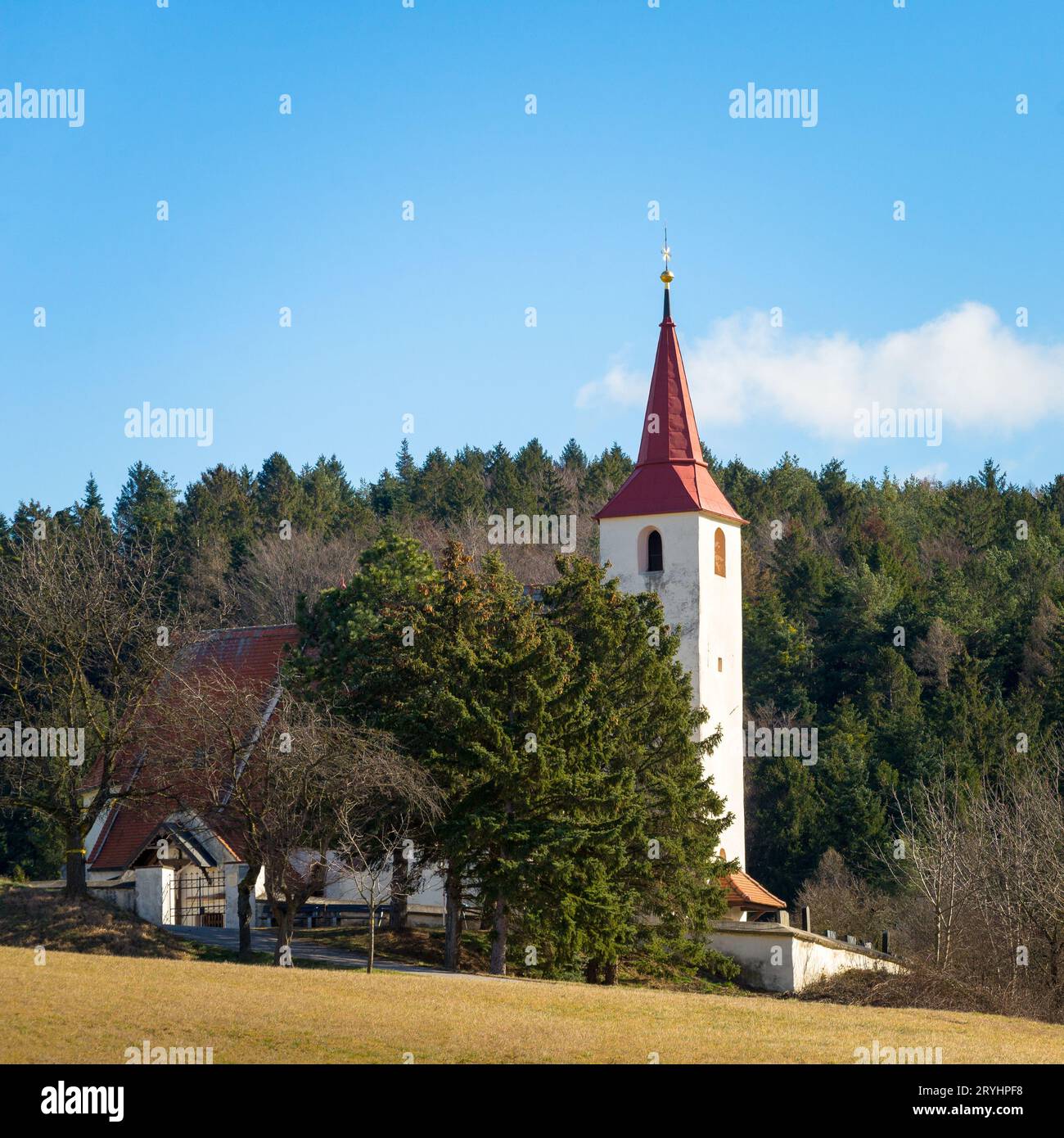 Historische Kirche mit umgebender Mauer in Ofenbach Niederösterreich Stockfoto