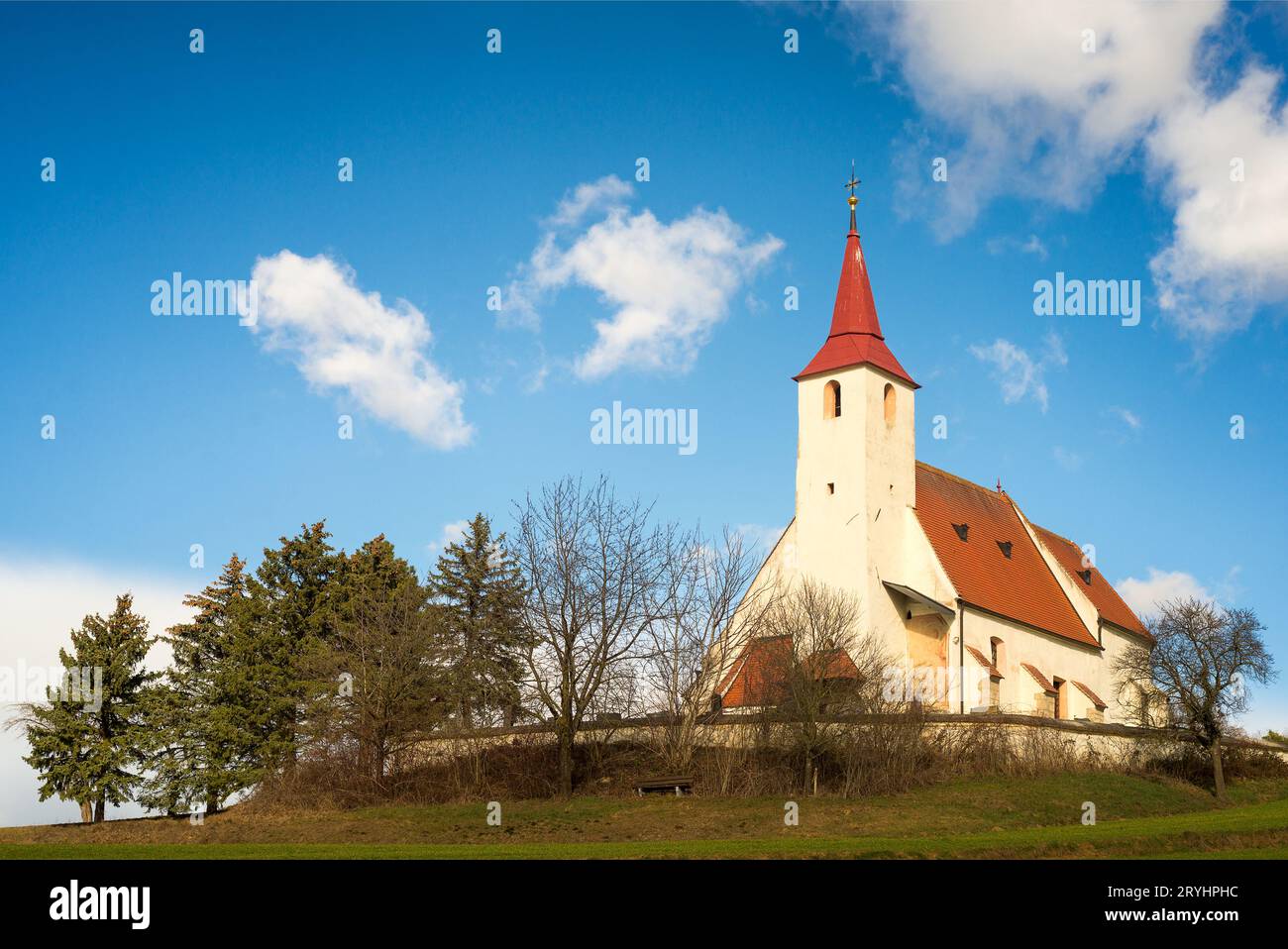 Historische Kirche mit umgebender Mauer in Ofenbach Niederösterreich Stockfoto