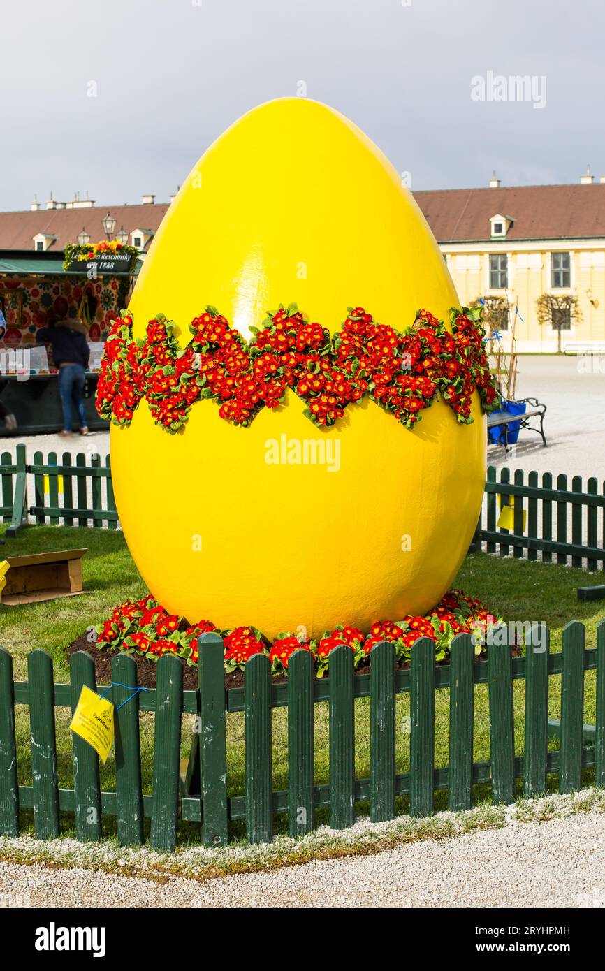 Großes gelbes Osterei auf dem Wiener Weihnachtsmarkt Stockfoto