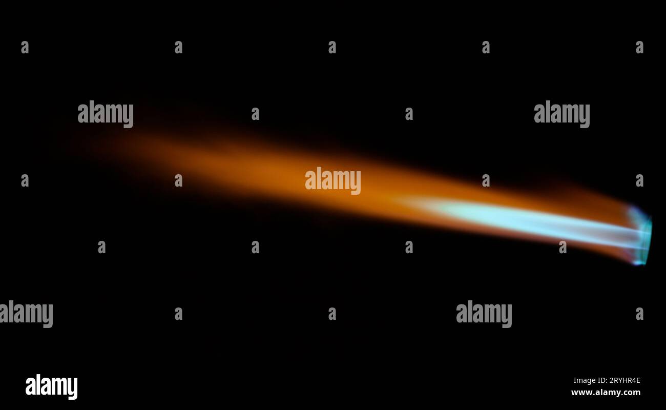 Flamme des Gasbrenners auf schwarzem Hintergrund Stockfoto