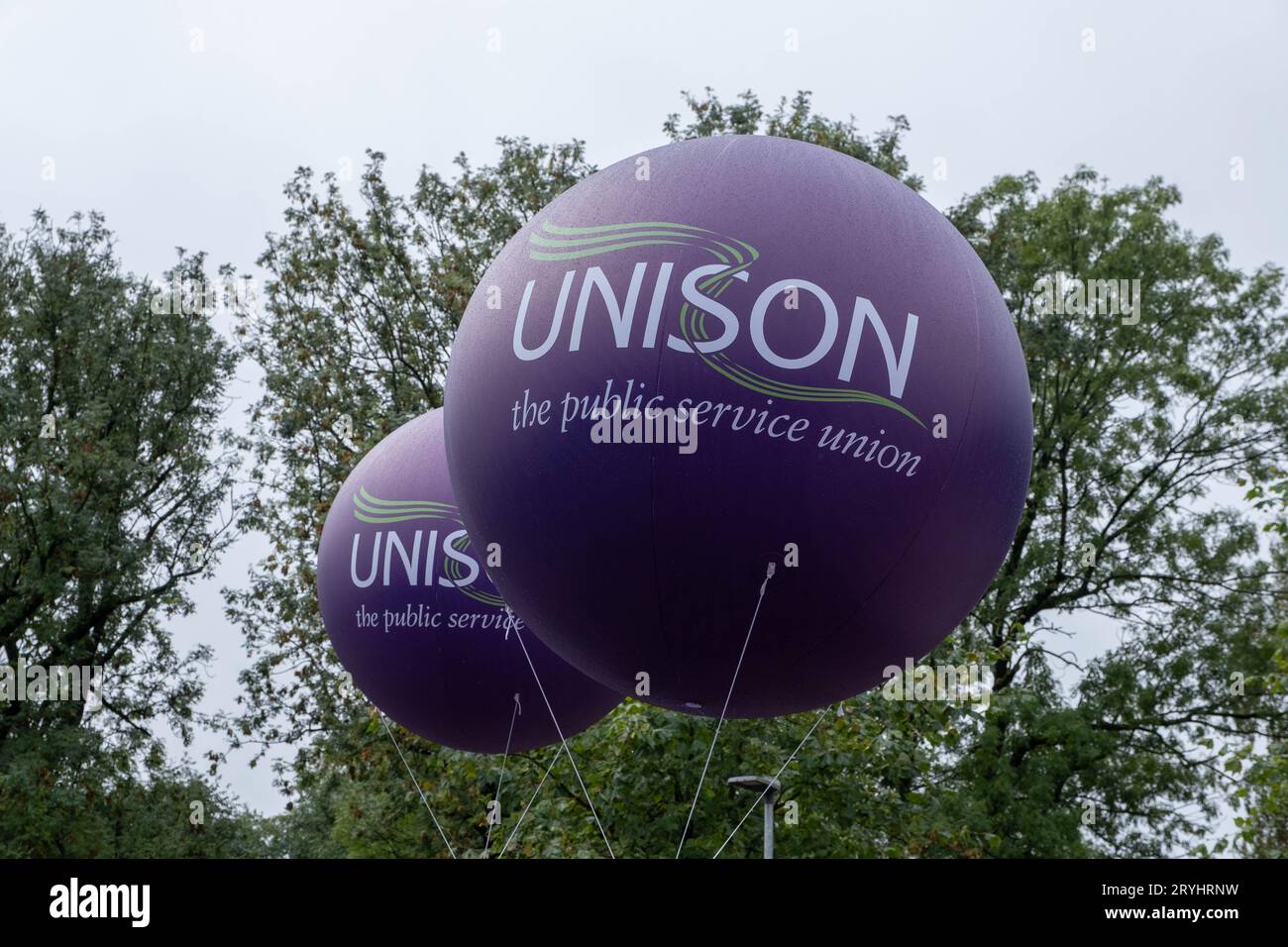 Manchester, Großbritannien. Oktober 2023. Die Öffentlichkeit und die Gewerkschaftsmitglieder marschieren an der Konferenz der Konservativen Partei vorbei, um gegen Kürzungen der Sozialleistungen, die Migrantenkrise und die Streichung der HS2 nach Manchester und Leeds zu protestieren. Credit Mark Lear / Alamy Live News Stockfoto