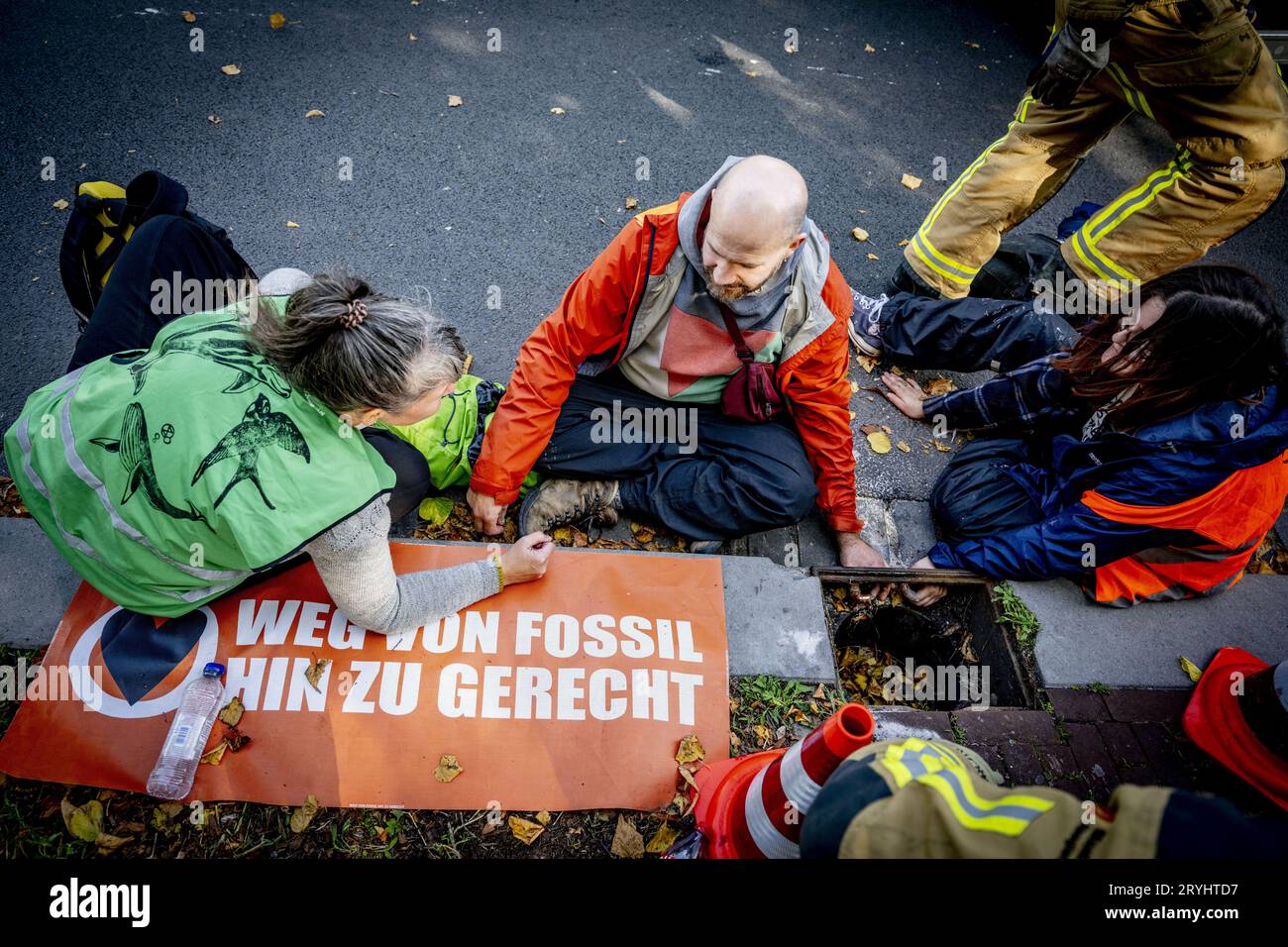 DEN HAAG - die Polizei verhaftete Gegendemonstratoren, die gegen die Blockade durch Klimaaktivisten auf der A12 vorgegangen sind. Dutzende von Menschen reagierten auf den Aufruf in den sozialen Medien, zur täglichen Blockade zu kommen und Unzufriedenheit auszudrücken. ANP ROBIN UTRECHT netherlands Out - belgium Out Credit: ANP/Alamy Live News Stockfoto