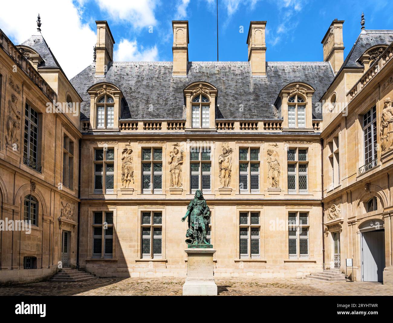 Der Haupthof von Hôtel Carnavalet, Haus des Carnavalet Museums, das der Geschichte der Stadt gewidmet ist, mit der Statue von Ludwig XIV., Stadtzentrum von Paris, Stockfoto