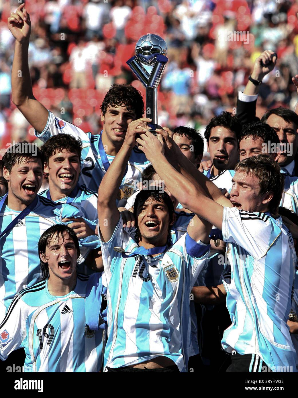 Sergio Aguero und die argentinischen Spieler feiern ihren U-20-Weltcupsieg. Argentinien kam von hinten und besiegte die Tschechische Republik 2-1 im Finale der FIFA U-20-Weltmeisterschaft im kanadischen Fußballstadion Toronto am 22. Juli 2007. Stockfoto