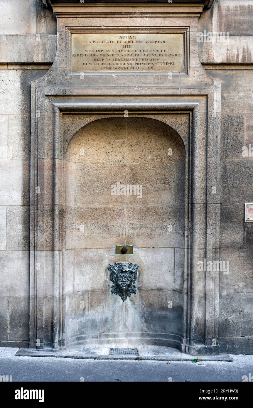 Fontaine Palatin, Brunnen in einer Nische in der Rue Garancière, 6. Arrondissement, in der Nähe der Jardin du Luxembourg, erbaut im 18. Jahrhundert von Anne von Bayern, Paris Stockfoto