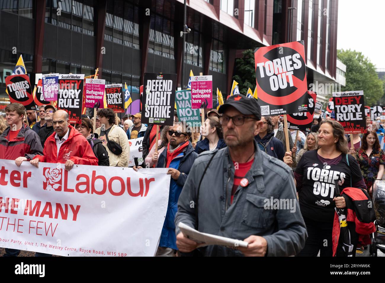 Manchester, Großbritannien. Oktober 2023. Die Öffentlichkeit und die Gewerkschaftsmitglieder marschieren an der Konferenz der Konservativen Partei vorbei, um gegen Kürzungen der Sozialleistungen, die Migrantenkrise und die Streichung der HS2 nach Manchester und Leeds zu protestieren. Credit Mark Lear / Alamy Live News Stockfoto