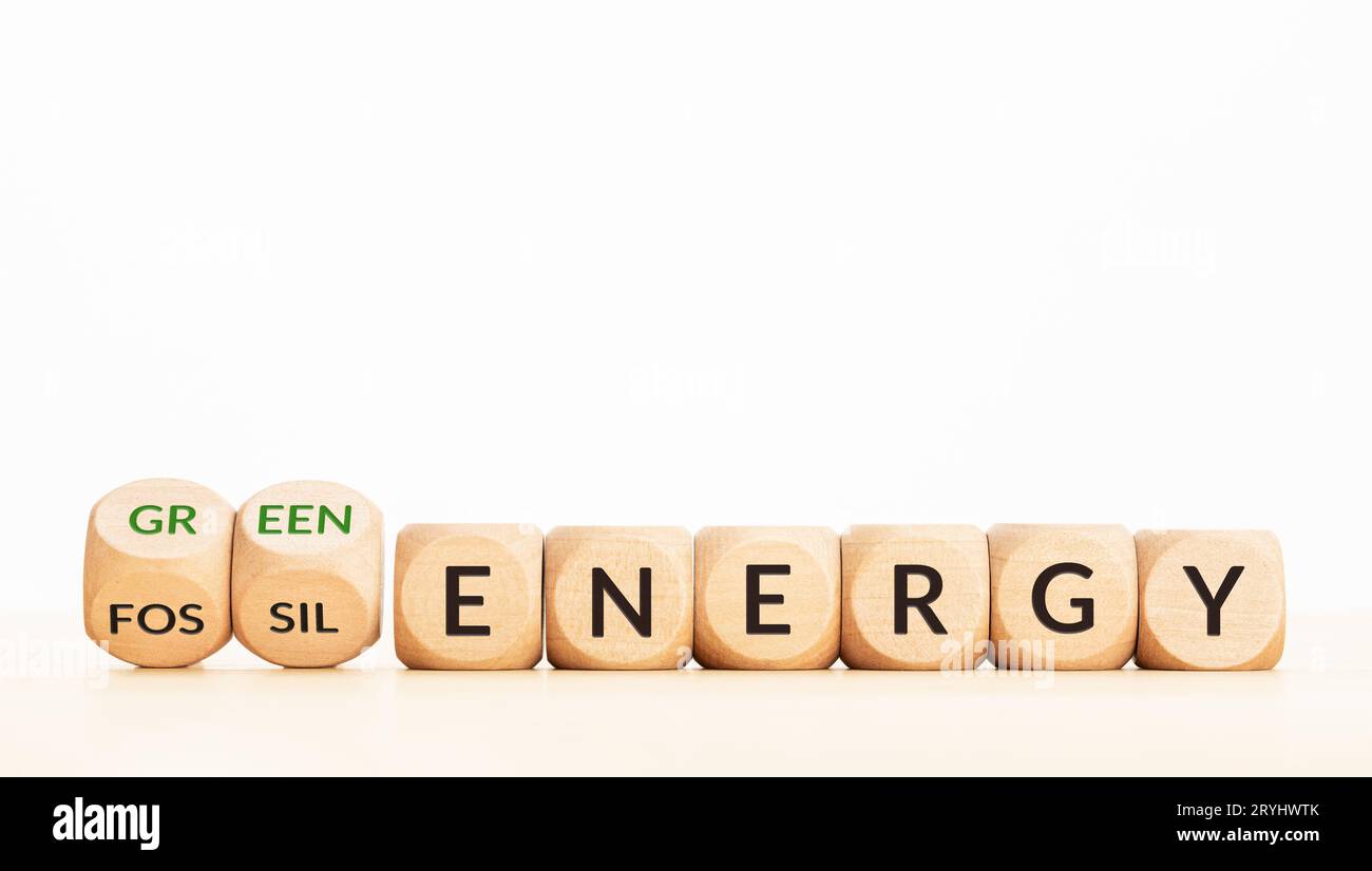 Umstellung von fossiler Energie auf umweltfreundliche Energie. Text auf Holzblöcken. Speicherplatz kopieren Stockfoto